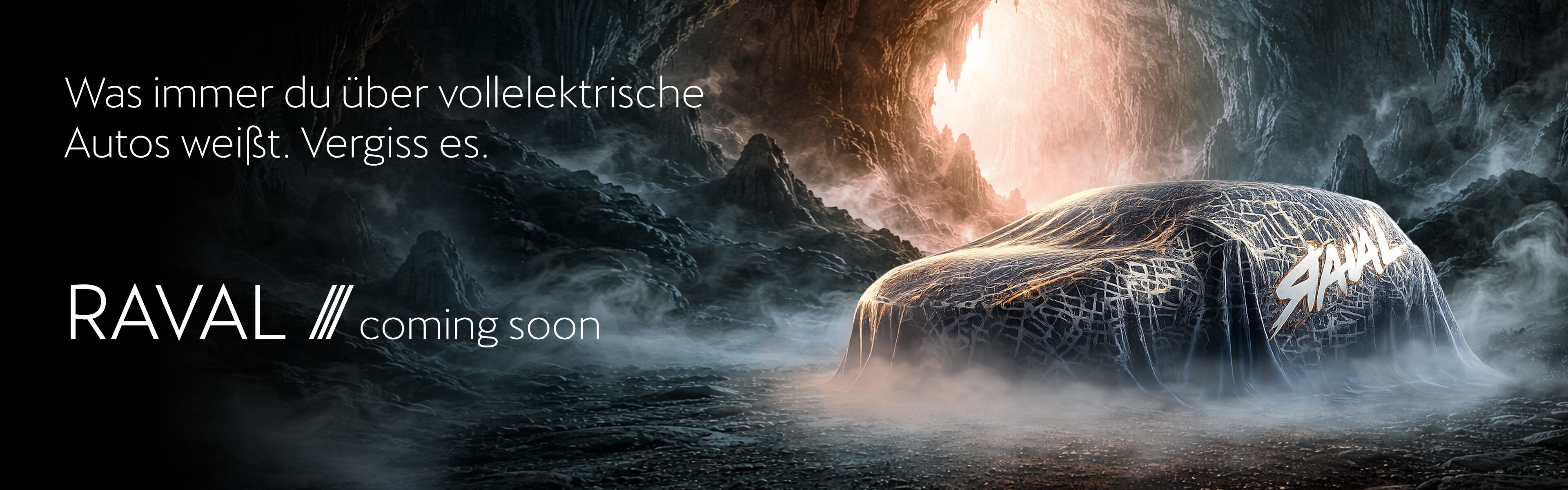 CUPRA Raval in &frac34; Frontansicht, verh&uuml;llt unter einem Tuch. Im Hintergrund eine H&ouml;hlenlandschaft - sehr d&uuml;ster.