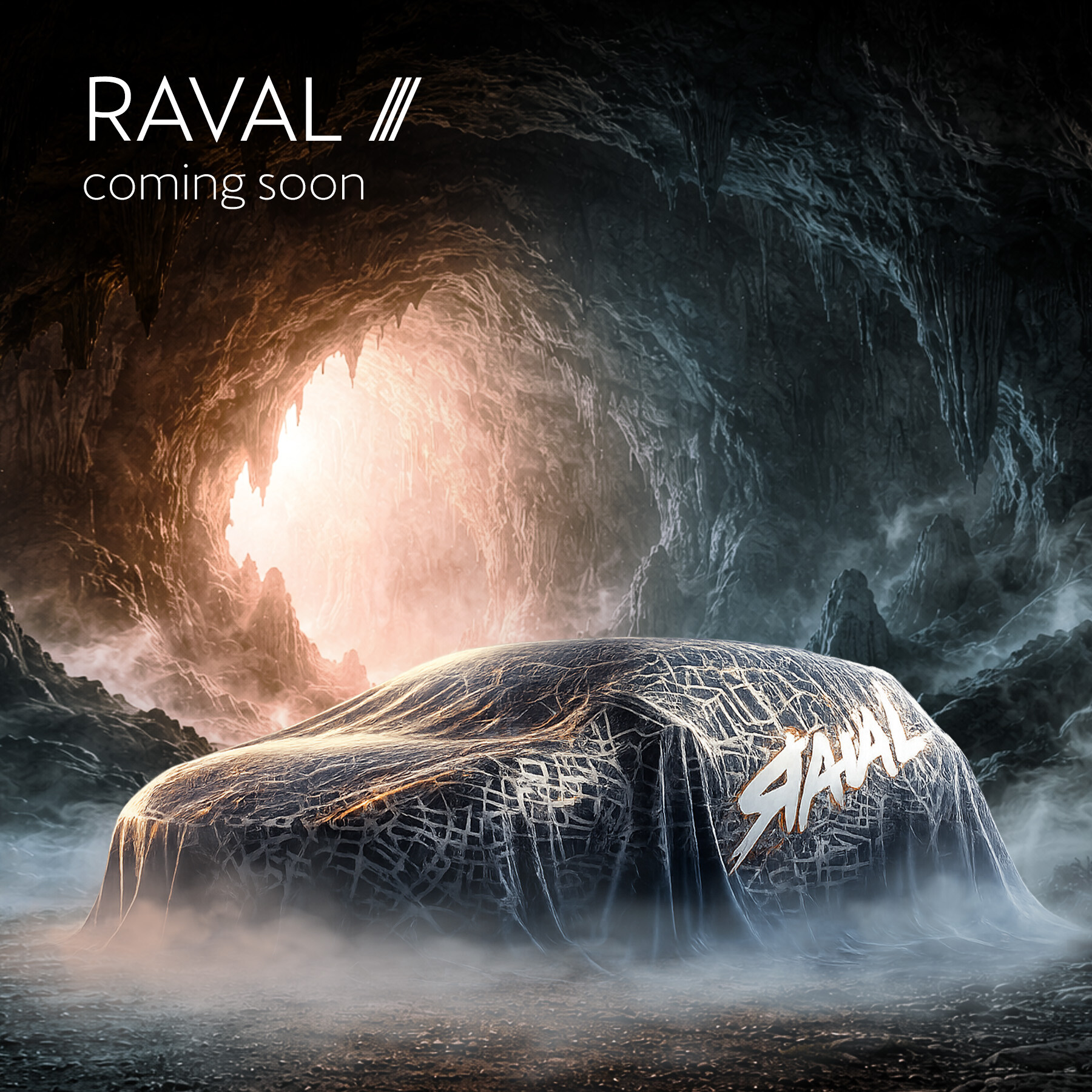 CUPRA Raval in &frac34; Frontansicht, verh&uuml;llt unter einem Tuch. Im Hintergrund eine H&ouml;hlenlandschaft - sehr d&uuml;ster.