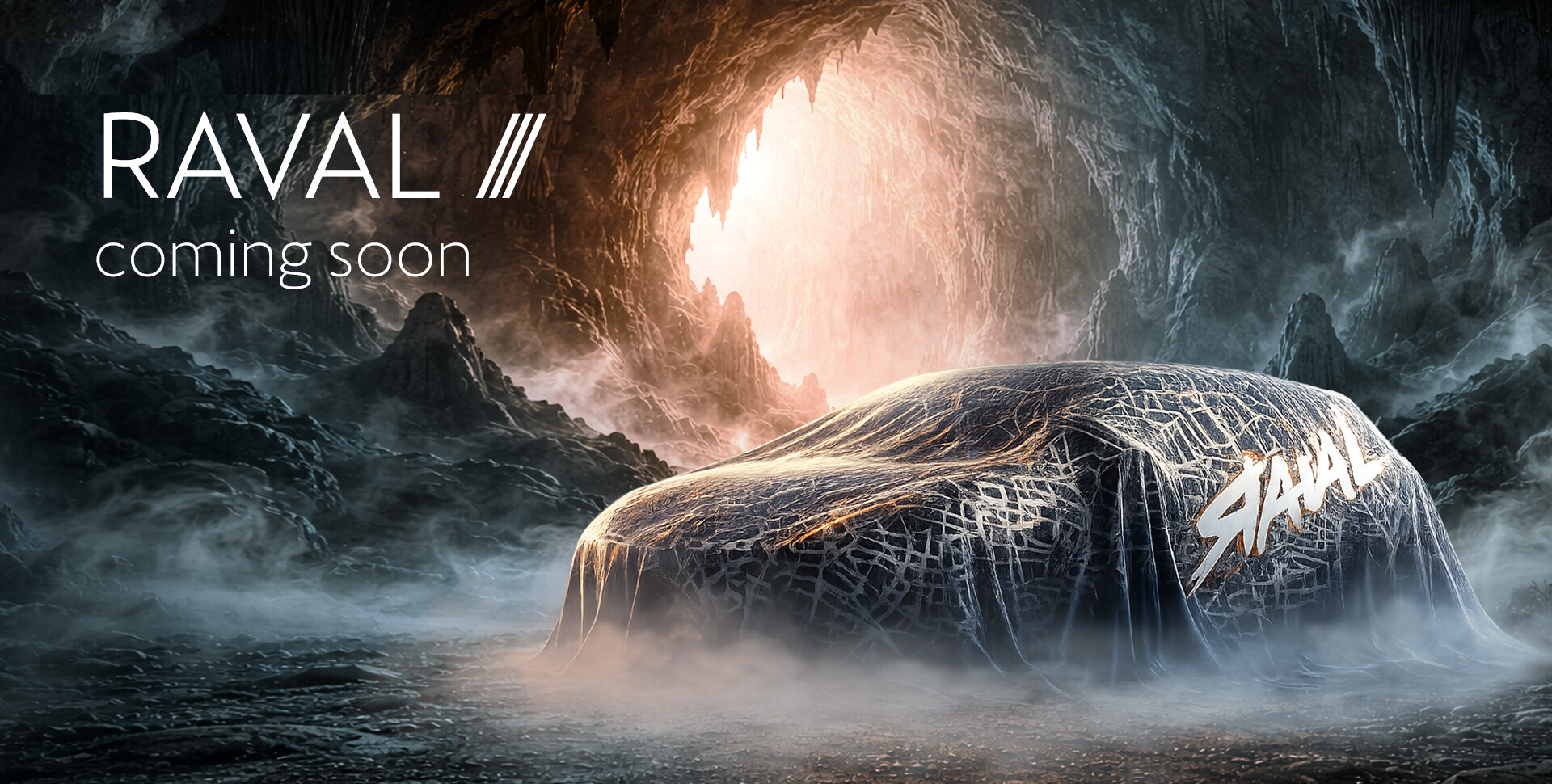 CUPRA Raval in &frac34; Frontansicht, verh&uuml;llt unter einem Tuch. Im Hintergrund eine H&ouml;hlenlandschaft - sehr d&uuml;ster.