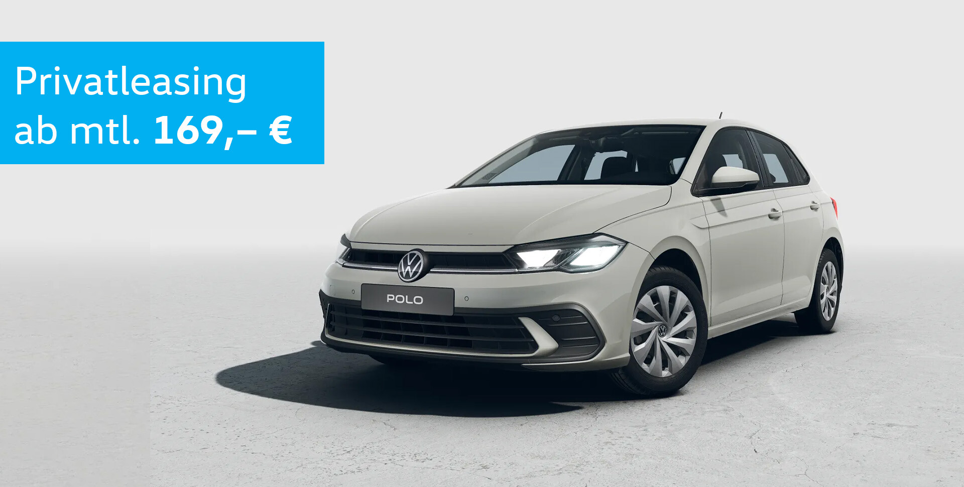 Ein Polo in wei&szlig; schr&auml;g von vorn